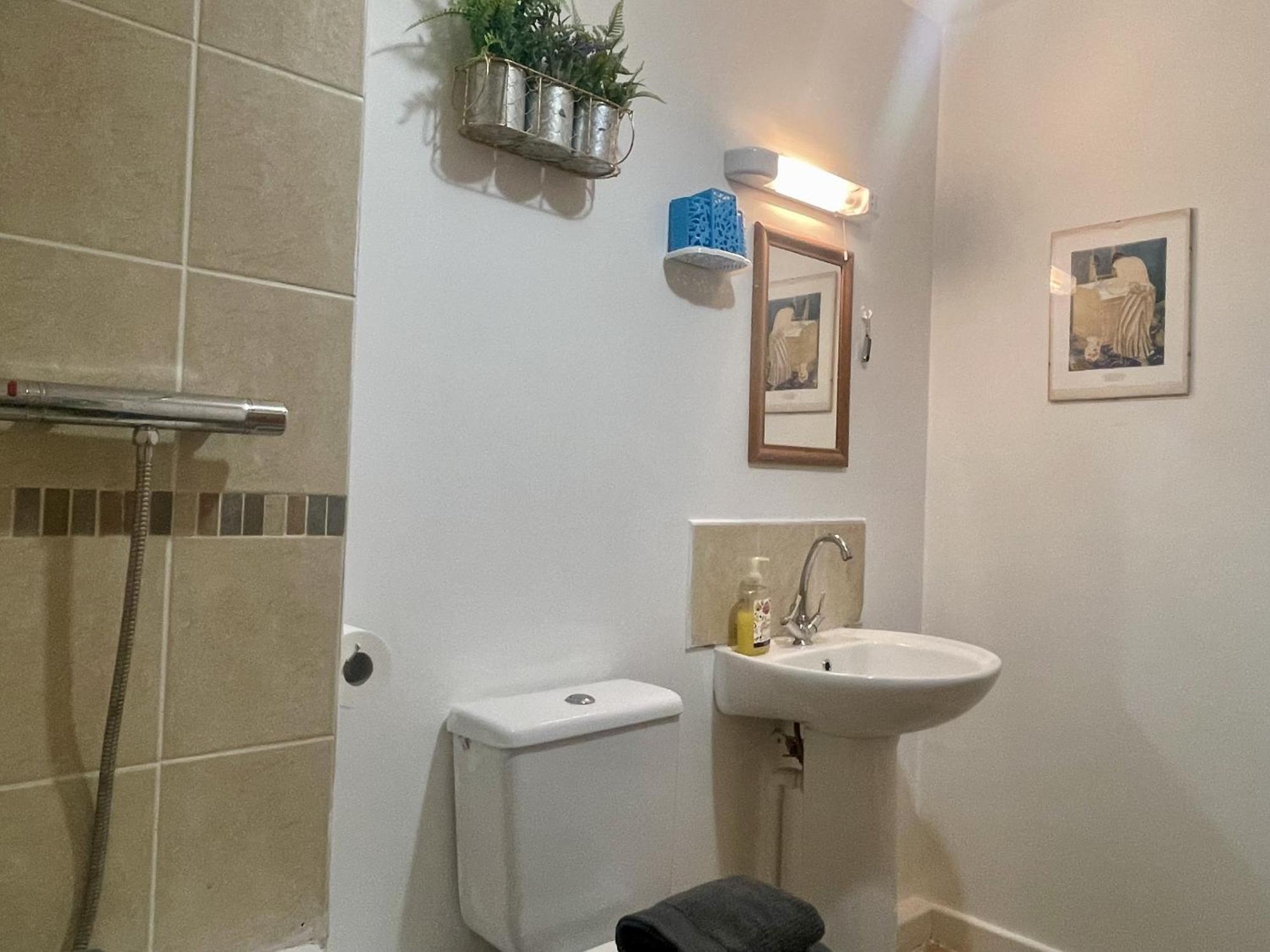Hk Life Serviced Apartment , City Centre Swindon Luaran gambar